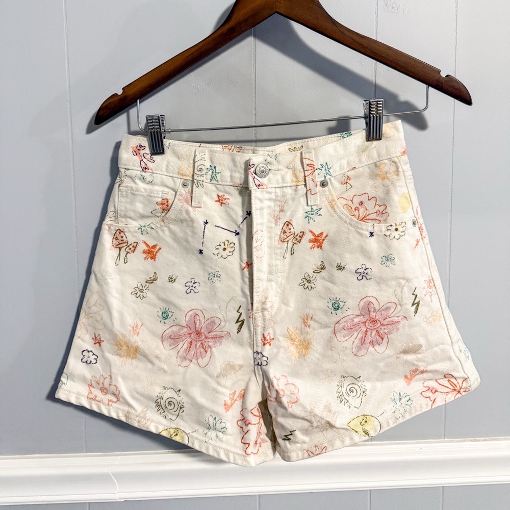 Levi’s High Waisted Space Doodle Mom Shorts - Picture 5 of 10